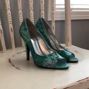Size 7 Carlos Santana turquoise pumps